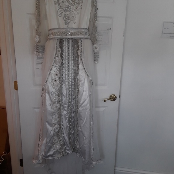 Gown - Picture 2 of 8